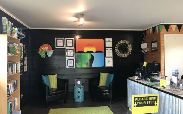 Cedarwood Lakeside Motel & Conference Venue