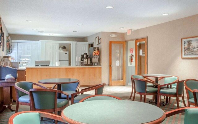 Econo Lodge Inn & Suites East