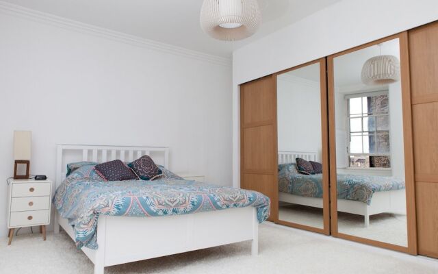 Comfy Flat for 5 in Edinburghs Lively New Town