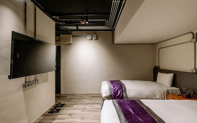 Saturn Hotel