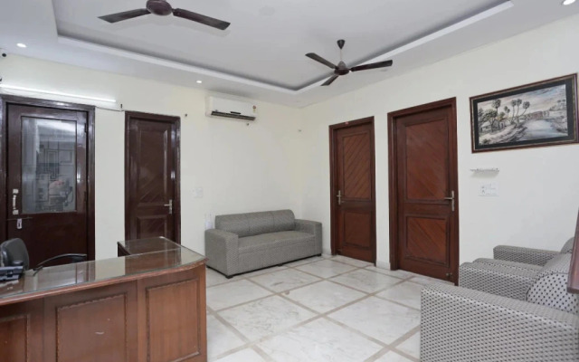 OYO Rooms Noida City Centre 208
