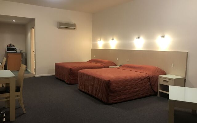 Mayfair Plaza Motel