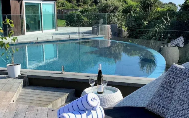 Te Whaanga Retreat & Spa Lodge & Canvastown Luxury Glamping Tents