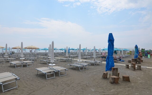 Nice Chalet with Terrace near Sea