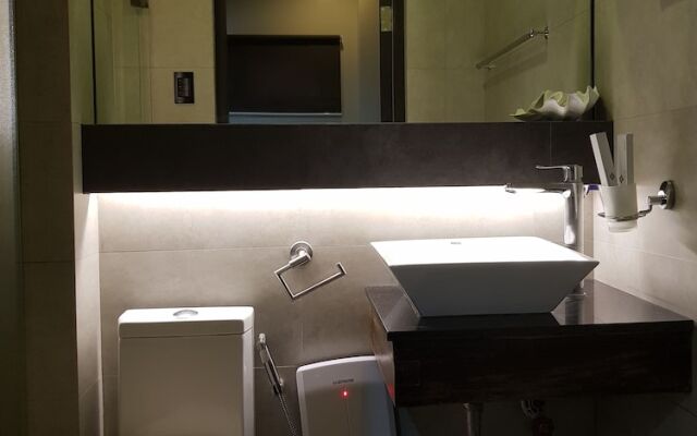 La Jenns Hotel and Resto Grill