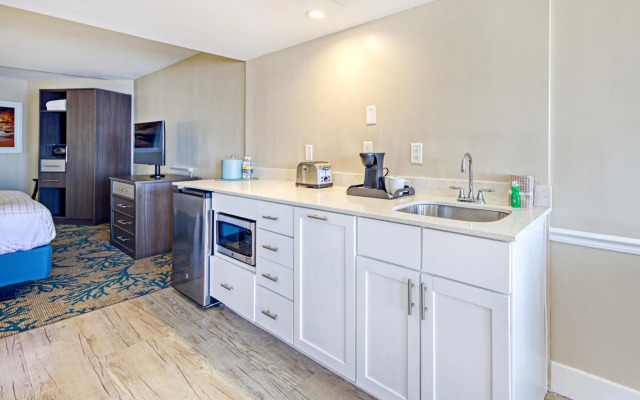 Commander Hotel & Suites
