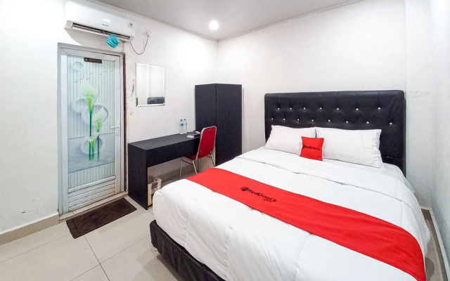 RedDoorz Hotel Baaraka near Living World – Guest Rooms – Pekanbaru