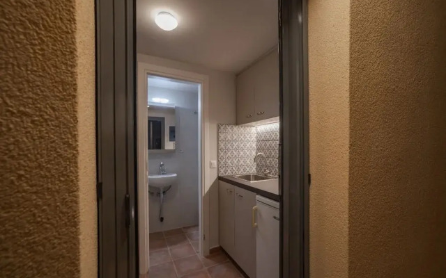 Elegant City Apartment - 250m From Solomos Square