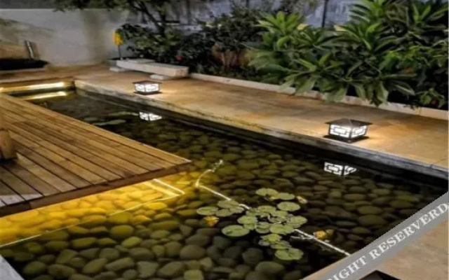 Jianshui Yanqitang Private Courtyard Inn (Jianshui Ancient City Small Train Store)