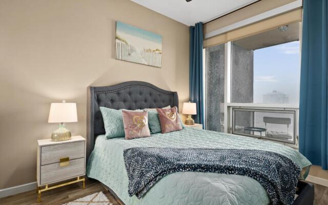 Modern DT Condo Balcony Parking Gym Hot Tub