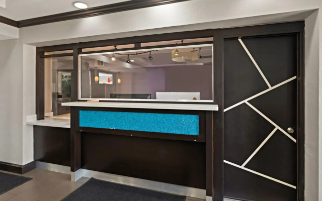 Rodeway Inn & Suites Downtown North