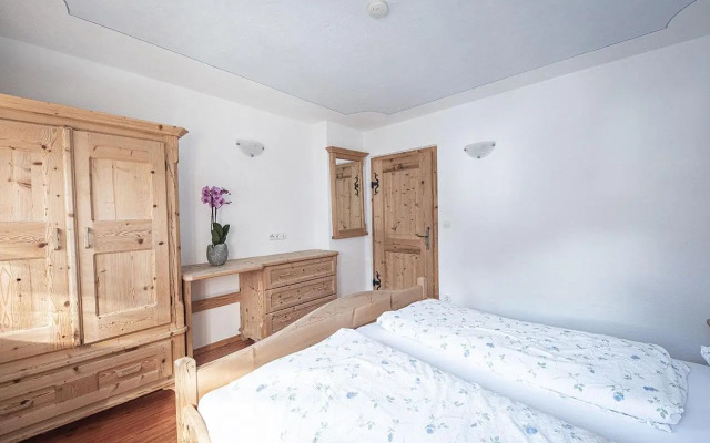 Kofler zwischen den Wänden