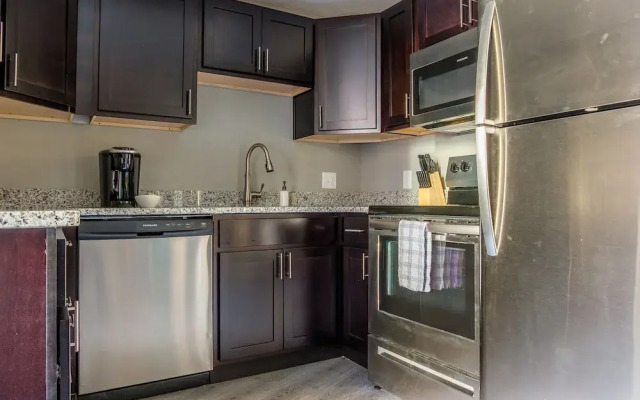 Large 2BR Apt Near Perk Plaza