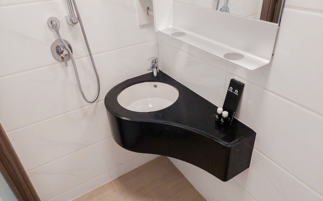 Homey And Minimalist Studio At Sky House Bsd Apartment – Bathroom – Legok
