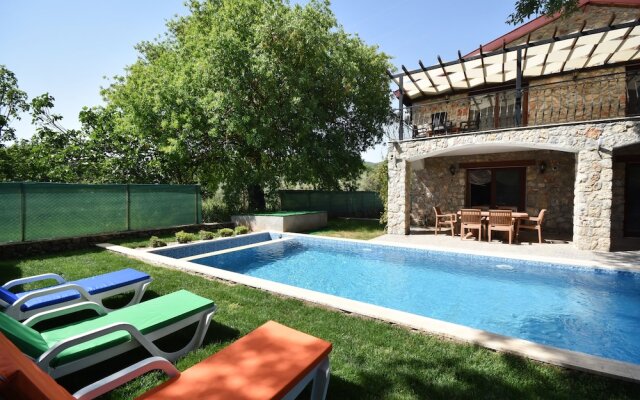 Villa Kandeger by Helaltatilvillari