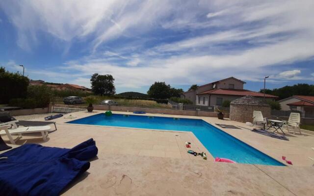 Nice, cosy studio apartment with shared outdoor pool