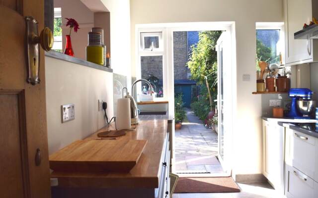 2 Bedroom Garden House in Tooting