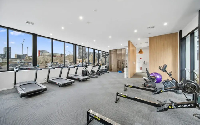 Chic 1-bed With Sophisticated Decor,