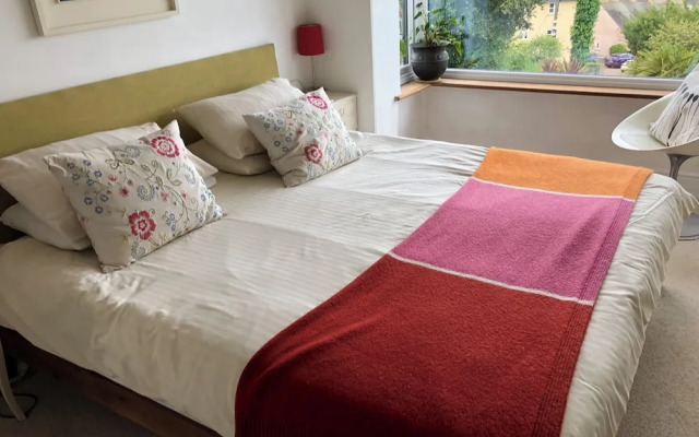 Sunnyview 5-bed House in Kingsbridge With Parking