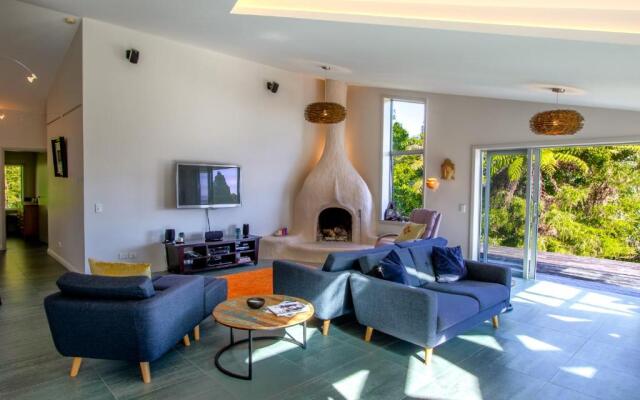 Golden Paradise - Rangihaeata Holiday Home