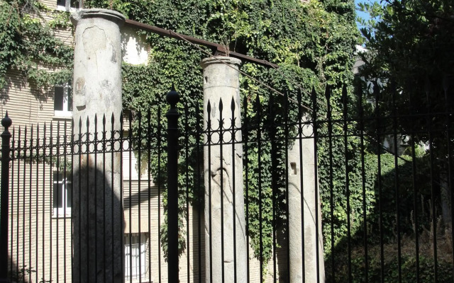 Las Columnas De Adriano. Calle Mármoles, 5