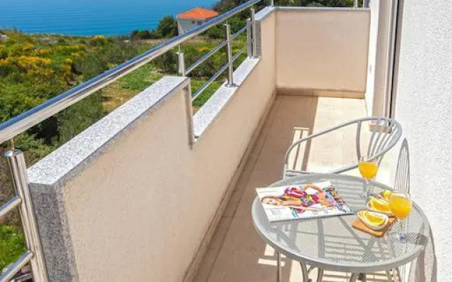 Three-Bedroom Apartment with Sea View in Split