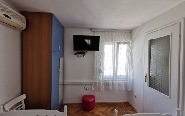 Authentic apt in Stone House, at the top Location