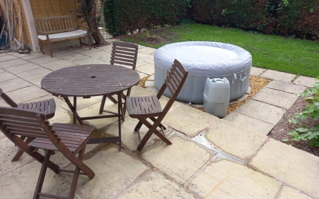 Leominster 3 Bedroom House, Parking Garden Private