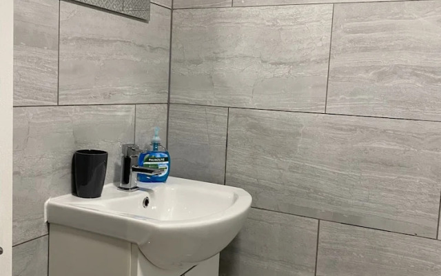 Bright 2br,sleeps 6 - Bridgend Centre, Train Link