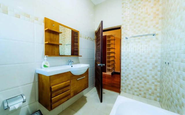 JULZ Place 3 bedroom Apartment with a lake view