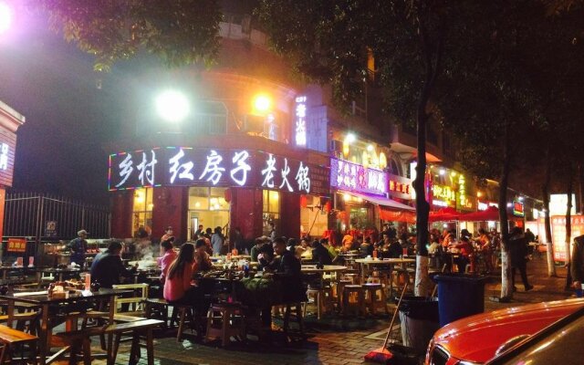 Chongqing Lugang Youth Hostel Longtousi Store