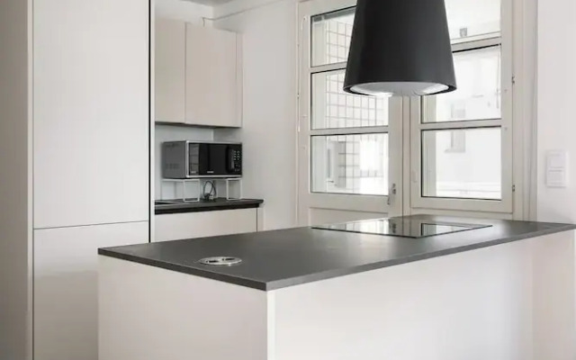 Modern 1BR Apartment with Balcony