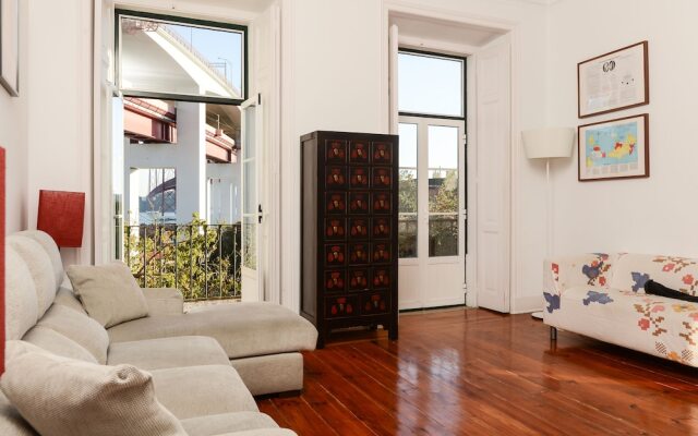 Bright Apartment with River View