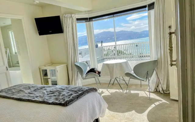 Private Luxurious Studio w Outdoor Living & Views!
