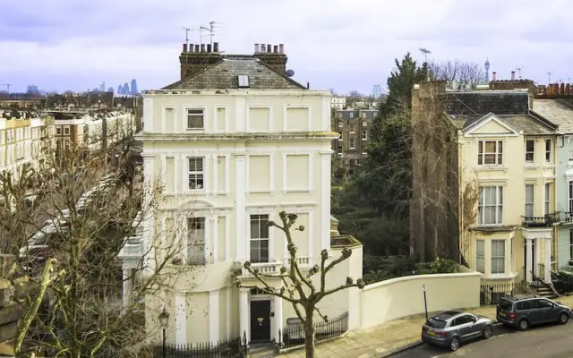 Stylish and Chic Regents Park Two bed