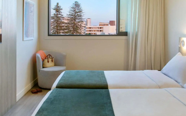 Mercure Larnaca Finikoudes Beach