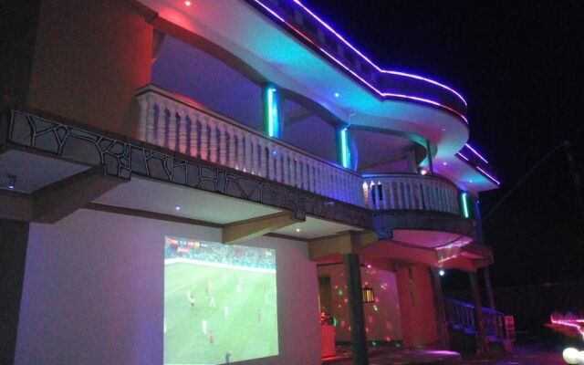 Happy Wallet Gardens Hotel