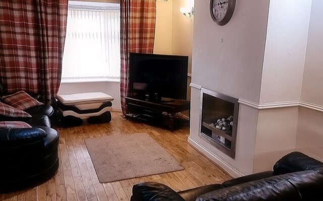 Captivating 3-bed in Wednesbury, Free Parking