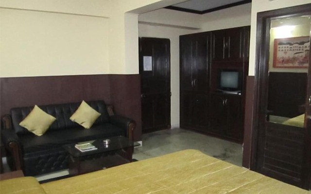 Malik Court by OYO Rooms