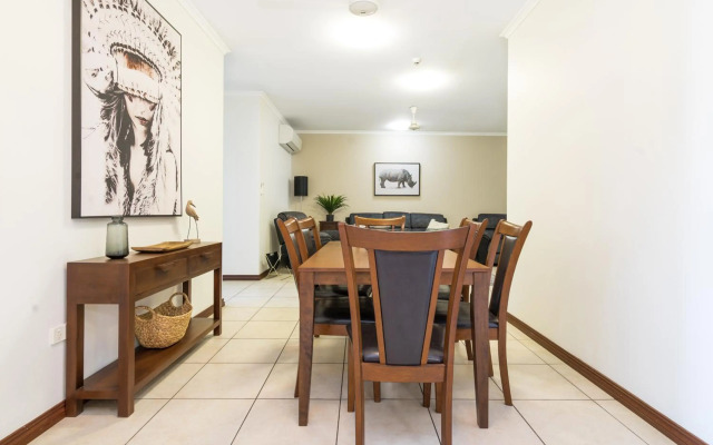 Huge CBD Top Floor Apartment with Breath Taking Views!