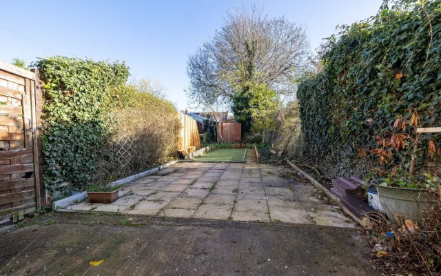 Captivating 4-bed House in Dartford