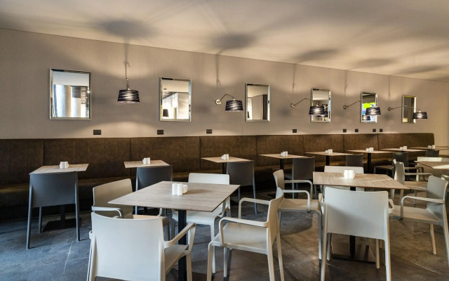 Ola Santiago Providencia, Tapestry Collection by Hilton