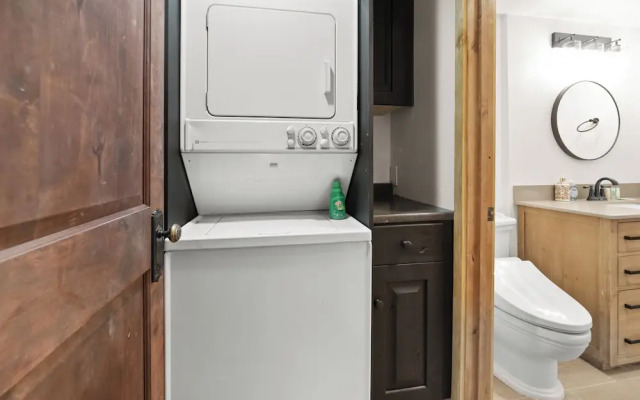 A Woodsy Mountain Retreat