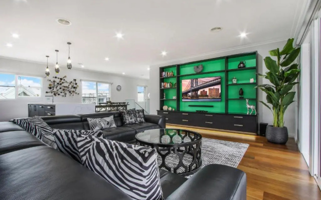 The Apartment, Metung