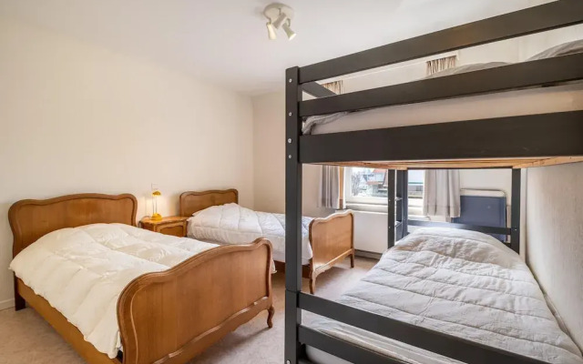 Hawthorn 2-1 Centrally Located and Near the Beach