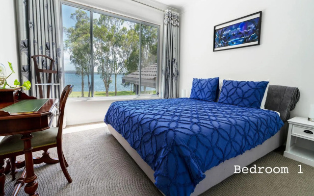 Getaway Lakefront Environmental House on Lake Macquarie with Water View