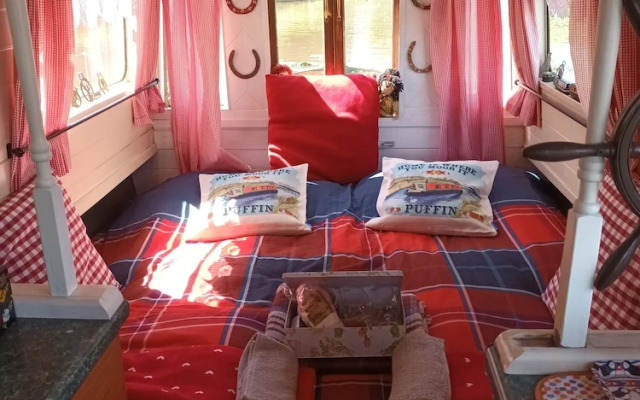 Pretty & Cosy Boat in Stunning Valley View, Wales