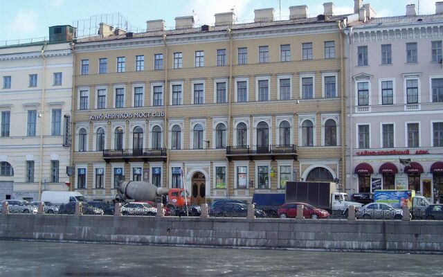 Anichkov Bridge Living Quarters