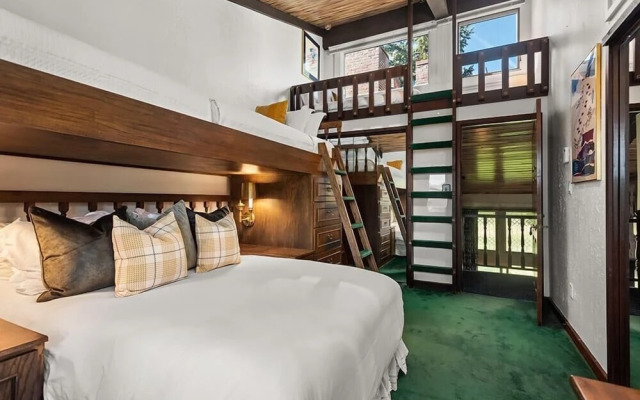 3 BR Penthouse w Hot-tub -mountain Views