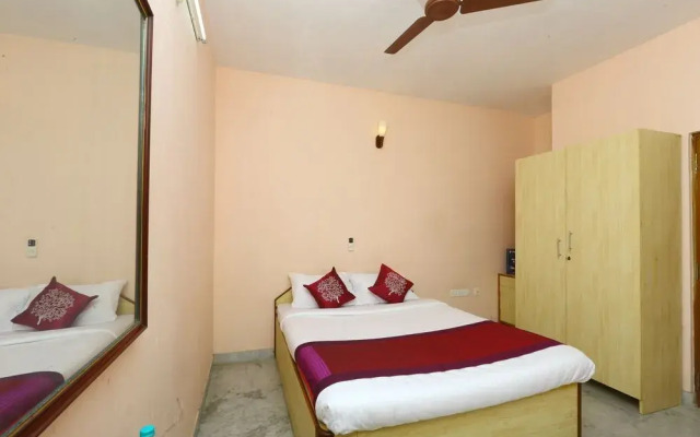 OYO 10098 Home Compact 1BHK White Town